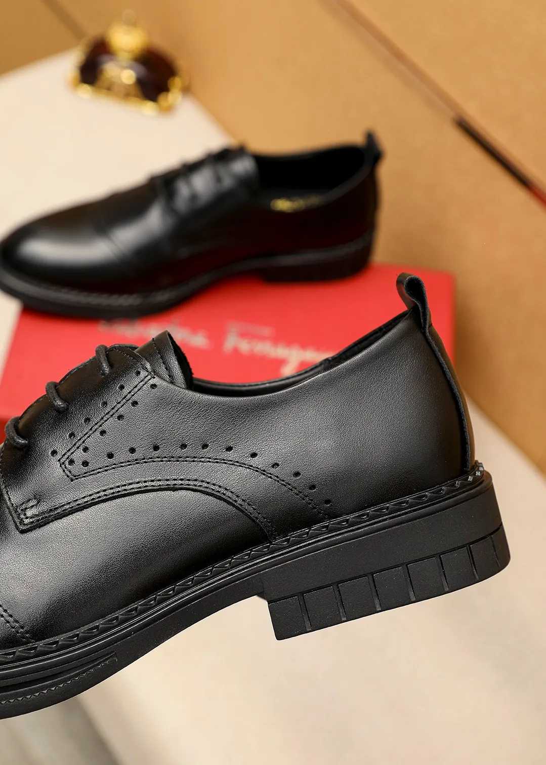 Men's shoes 💰462 💐 Product trademark: Ferragamo "Ferragamo" business leather shoes Regular size: 38-44 (45.46🉑️customized) Product materials: Selected imported first-layer calfskin upper, imported water-dyed cowhide leather lining. Strong three-dimensional visual effect, rubber outsole Color: 1⃣️color optional